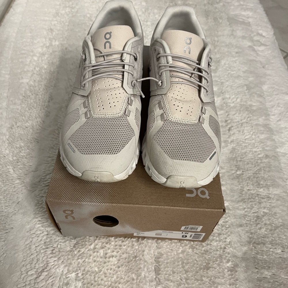 Womens On Cloud 5 Pearl/White Size9